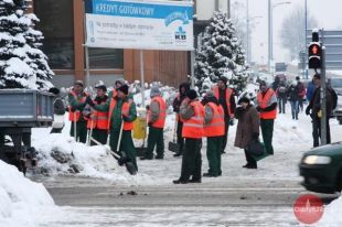 Skazani pomagają oczyścić miasto ze śniegu