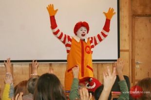 Ekipa wesołych doktorów z wizytą u małych pacjentów