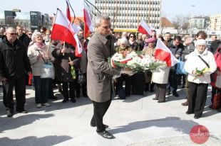 Kwiaty pod Pomnikiem Wolności Ojczyzny