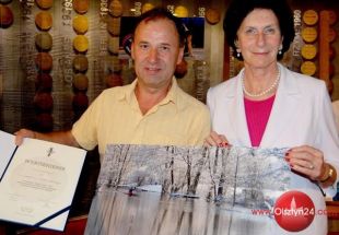 Janusz Milewski z dyplomem od Ireny Szewińskiej