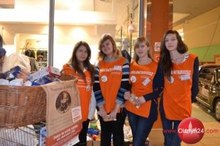 Wolontariusze z Gimnazjum nr 13 uczestniczyli w świątecznej zbiórce żywności