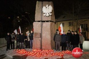 Młodzi Demokraci zapalili znicze na Placu Solidarności
