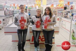 Wolontariusze z Gimnazjum nr 13 zbierali wkład do „Świątecznych paczek”