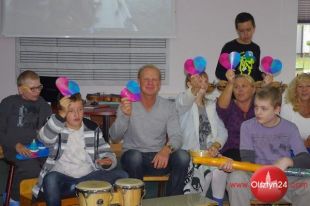 Karol Jabłoński pomaga niepełnosprawnym dzieciom