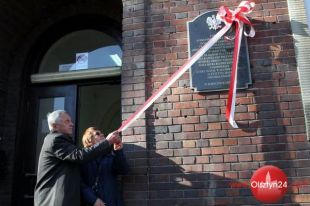 Od dziś tablica upamiętnia związki Aleksandra Szczygło z Olsztynem