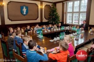 Przedświąteczna wizyta pierwszaków w ratuszu
