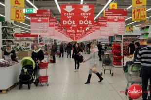 Auchan powitał pierwszych klientów różami