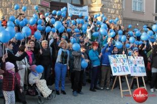 Niebieski happening pod ratuszem