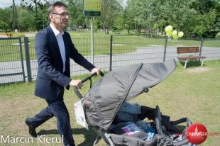 Olsztyńskie trojaczki z nowym wózkiem
