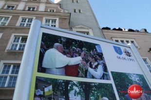 Wystawa przypomina papieską pielgrzymkę do Olsztyna