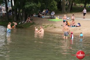 Zakwit sinic nie wszystkich zniechęcił do kąpieli w Jeziorze Ukiel