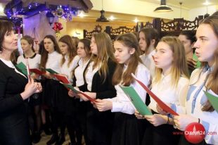 Chór Gimnazjum nr 5 kolędował dla stowarzyszenia