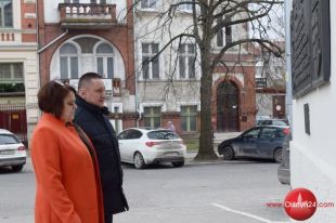 Kwiaty pod tablicą „węgierską”