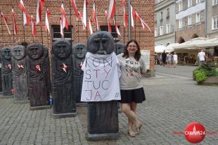 Działacze KOD nie poddają się. Znowu ubrali babę pruską w koszulkę z „Konstytucją”