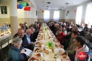 Potrzebujący zjedli śniadanie wielkanocne w Caritasie