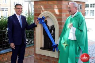Zdrój przy olsztyńskiej katedrze zyskał dwie płaskorzeźby