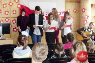 Gimnazjaliści zaśpiewali i opowiedzieli o Konstytucji 3 Maja w szpitalu dziecięcym