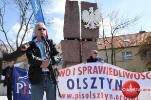 Pierwszomajowy wiec z artystycznym happeningiem