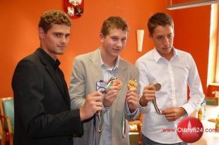 Młodzi pływacy u marszałka