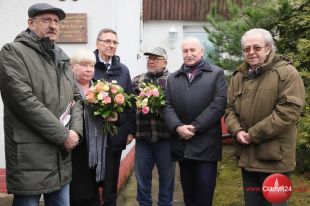 Henryka Panasa upamiętniono tablicą na domu, w którym mieszkał