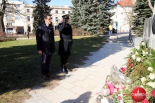 Prezydent Olsztyna złożył kwiaty pod pomnikiem Armii Krajowej