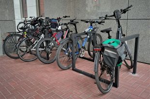 Przed Sądem Okręgowym w Olsztynie stanęły nowe stojaki dla rowerów