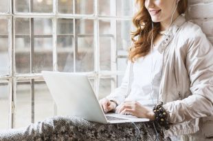 Jak zarabiać zdalnie ? Może TikTok albo YouTube? Praktyczne wskazówki