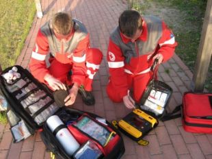 Nowy defibrylator dla olsztyńskich ratowników