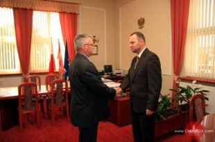 Minister popatrzył beneficjentom na ręce