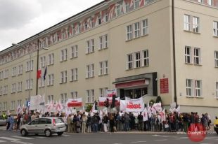 Skończyły się żarty, nie damy zniszczyć Karty!
