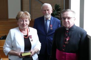 Członkowie SDP z medalami „Gloria Artis” na majowe święto