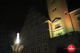 Ratuszowa wieża podświetlona na pomarańczowo