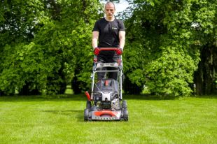 Techniki koszenia trawy, które pomogą uniknąć uszkodzeń roślin