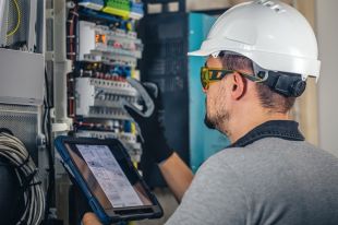 Nowy zawód w 1,5 roku? Sprawdź, jak zostać technikiem elektrykiem!
