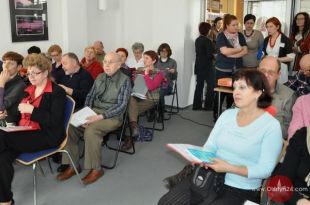 Z aparatem w dłoni wyszli do czytelników