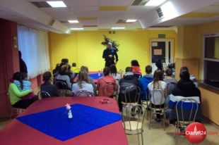 Policjanci edukowali młodzież w ramach Dnia Bezpiecznego Internetu