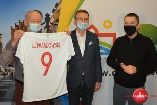 Wielka Orkiestra zagra mimo pandemii. W Olsztynie na licytacji koszulka Roberta Lewandowskiego