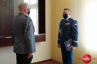 Insp. Piotr Zabuski pożegnał się ze sztandarem. Wyznaczono nowego komendanta olsztyńskich policjantów