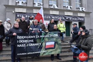 Wsparcie żołnierzy czy walka o manifestowanie poglądów? Działacze PiS chcą zmiany bannera na teatrze