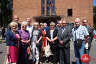 Chłopakom rosły wąsy, a dziewczynom piersi