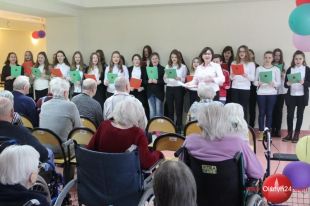 Gimnazjum nr 5 kolędowało w DPS „Kombatant”