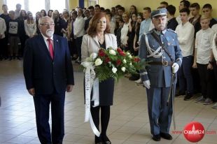 W hołdzie patronowi uczniowie Gimnazjum nr 14
