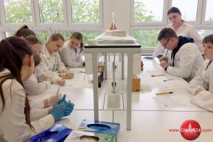 Młodzi chemicy eksperymentują w „Chemiku”