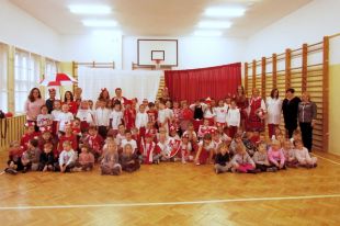 Pokaz Mody Patriotycznej zorganizowano w Szkole Podstawowej nr 1 w Olsztynie