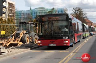 Autobusy wrócą na Piłsudskiego później niż planowano