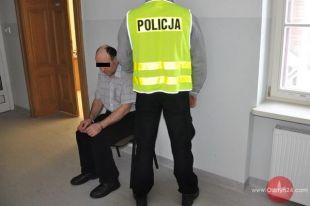 Nożem przebijał opony w zaparkowanych autach