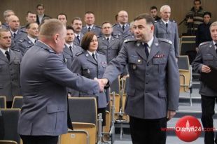 Jest bezpieczniej, będzie więc mniej policjantów