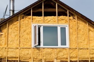 Ocieplenie budynku od zewnątrz czy wewnątrz – co bardziej się opłaca?