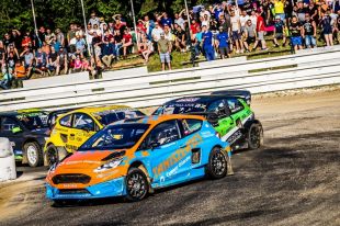 Zbigniew Staniszewski na najwyższym stopniu podium w FIA CEZ rallycross w Sedlcanach