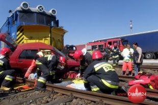 Strażacy ćwiczyli na miejscu symulowanej katastrofy kolejowej